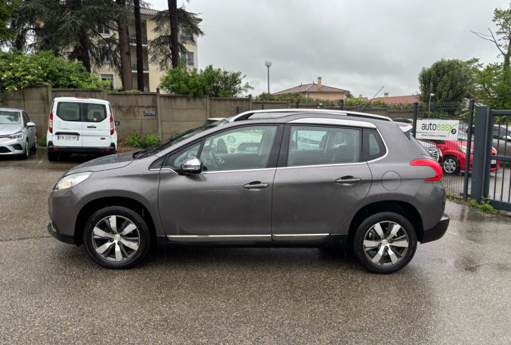 Peugeot 2008  92 CH / ALLURE / GRIP CONTROL /PREMIERE MAIN 