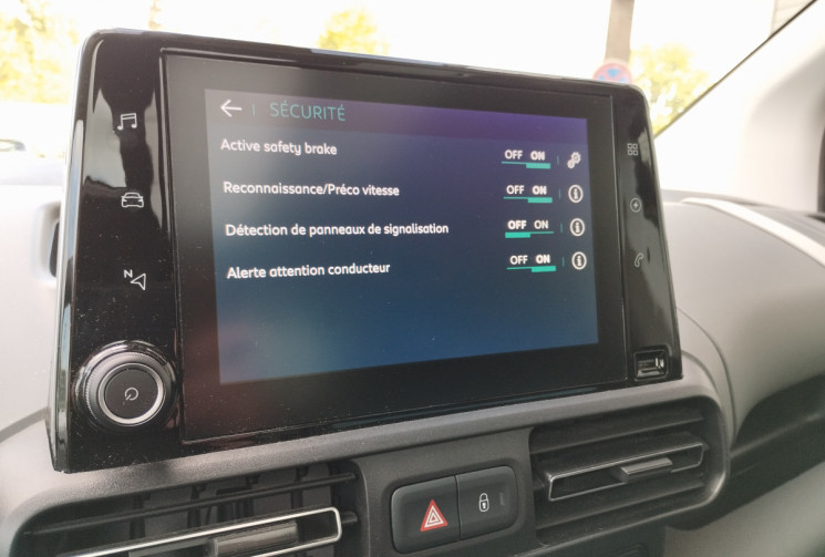 Citroën Berlingo III Taille M 136 ch 50 Kwh Shine Automatique + Grip Control /Toit pano/Attelage