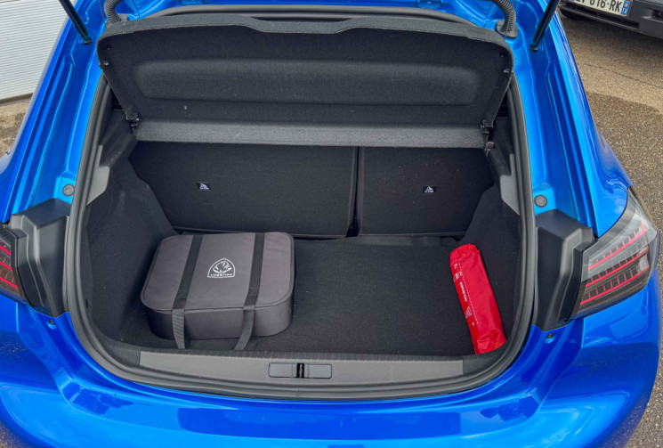 Peugeot 208  E GT 156 cv 51 kW chargeur 11kW  toit panoramique 360° alcantara GPS Drive Assist