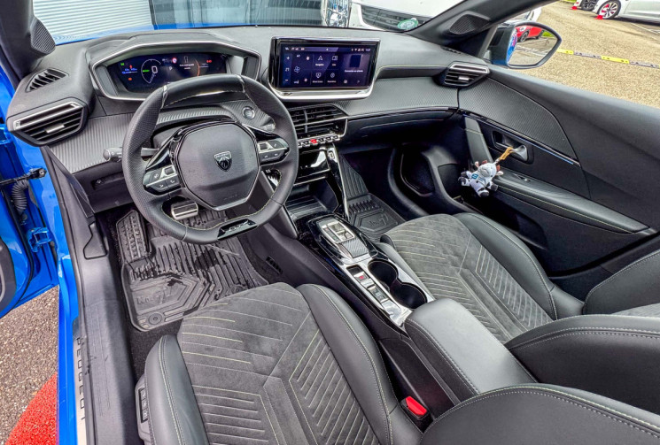 Peugeot 208  E GT 156 cv 51 kW chargeur 11kW  toit panoramique 360° alcantara GPS Drive Assist