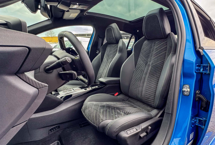 Peugeot 208  E GT 156 cv 51 kW chargeur 11kW  toit panoramique 360° alcantara GPS Drive Assist