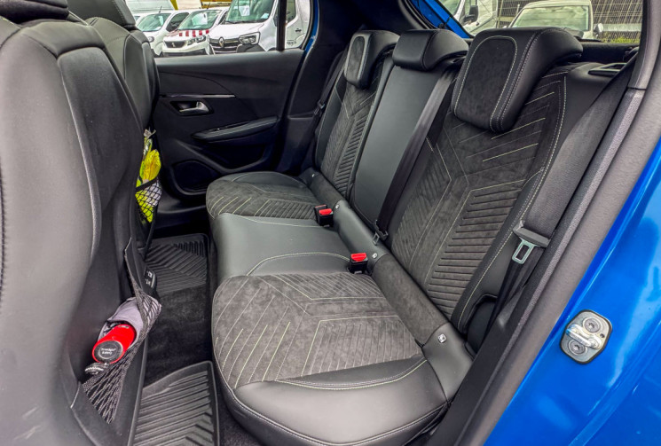 Peugeot 208  E GT 156 cv 51 kW chargeur 11kW  toit panoramique 360° alcantara GPS Drive Assist