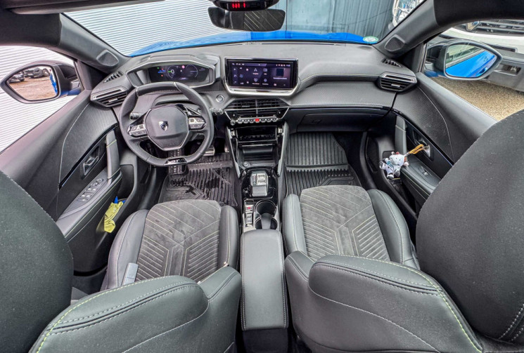 Peugeot 208  E GT 156 cv 51 kW chargeur 11kW  toit panoramique 360° alcantara GPS Drive Assist