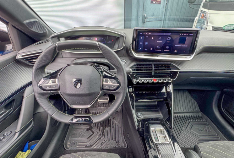 Peugeot 208  E GT 156 cv 51 kW chargeur 11kW  toit panoramique 360° alcantara GPS Drive Assist