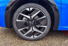Peugeot 208  E GT 156 cv 51 kW chargeur 11kW  toit panoramique 360° alcantara GPS Drive Assist