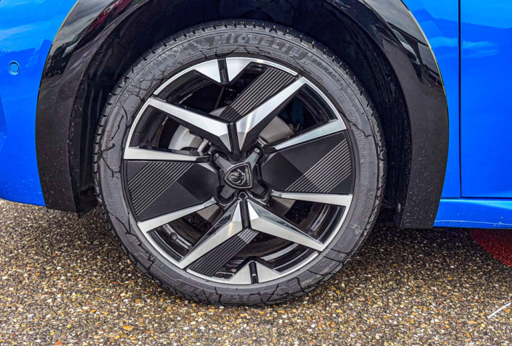 Peugeot 208  E GT 156 cv 51 kW chargeur 11kW  toit panoramique 360° alcantara GPS Drive Assist
