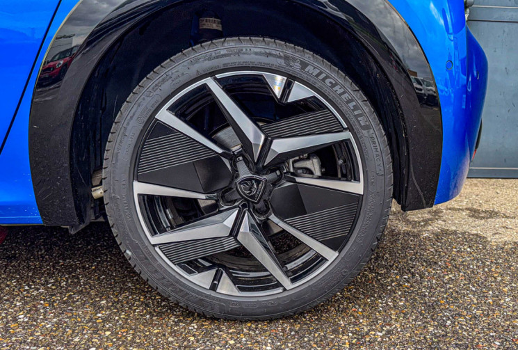 Peugeot 208  E GT 156 cv 51 kW chargeur 11kW  toit panoramique 360° alcantara GPS Drive Assist