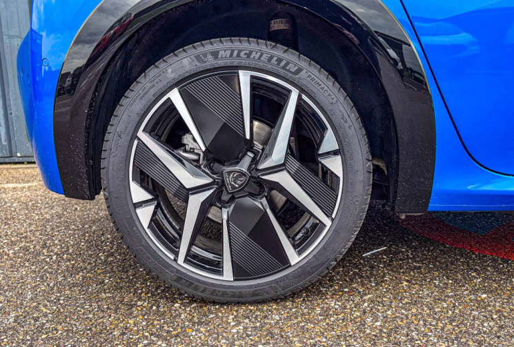 Peugeot 208  E GT 156 cv 51 kW chargeur 11kW  toit panoramique 360° alcantara GPS Drive Assist