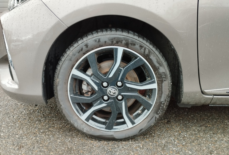Toyota Yaris III Hybrid 1.5 100H Collection E-CVT / Suivi Toyota