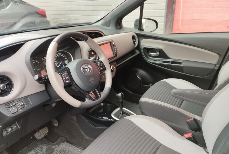 Toyota Yaris III Hybrid 1.5 100H Collection E-CVT / Suivi Toyota