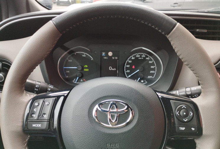 Toyota Yaris III Hybrid 1.5 100H Collection E-CVT / Suivi Toyota