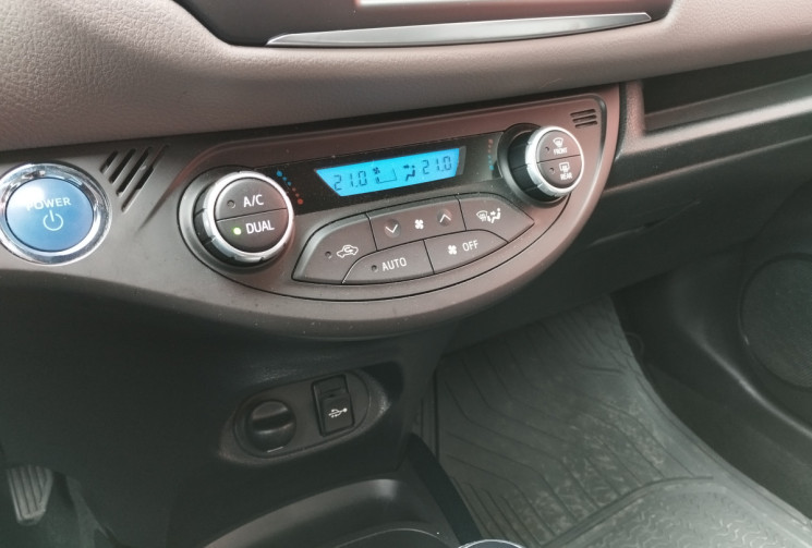 Toyota Yaris III Hybrid 1.5 100H Collection E-CVT / Suivi Toyota