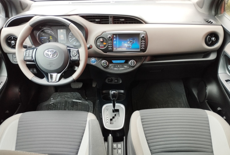 Toyota Yaris III Hybrid 1.5 100H Collection E-CVT / Suivi Toyota