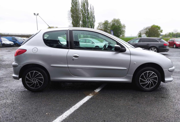 Peugeot 206 1.4i 75 CH 3 PORTES CLIM TBE