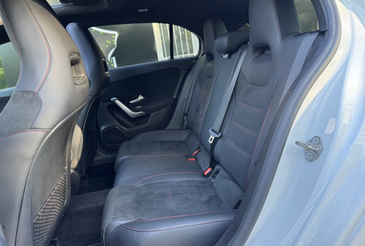 Mercedes Classe A 180  AMG Line 136 ch 7G-DCT / Toit ouvrant / Carplay / Lumiere / Pack Sport Black