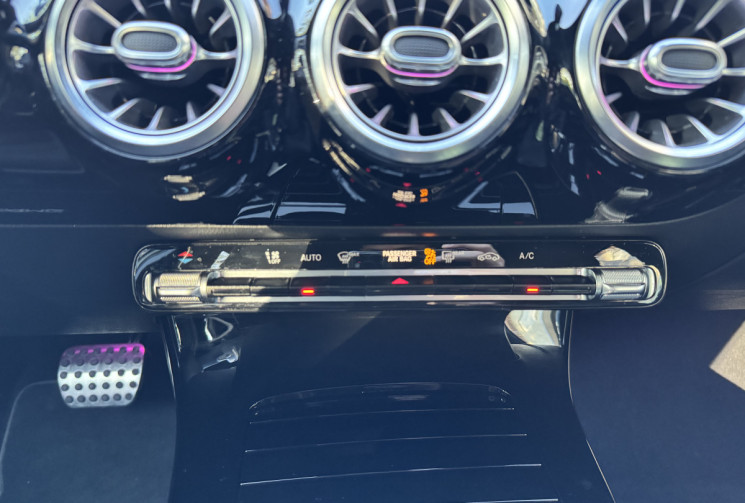 Mercedes Classe A 180  AMG Line 136 ch 7G-DCT / Toit ouvrant / Carplay / Lumiere / Pack Sport Black