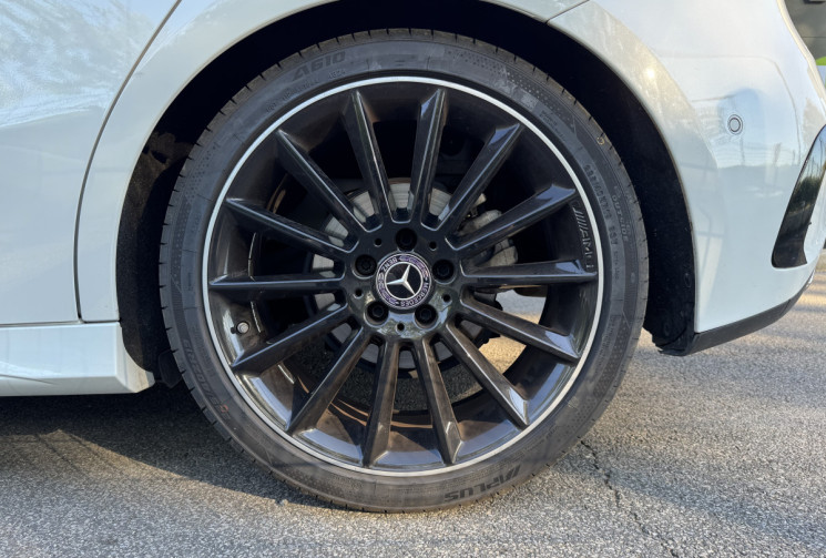 Mercedes Classe A 180  AMG Line 136 ch 7G-DCT / Toit ouvrant / Carplay / Lumiere / Pack Sport Black