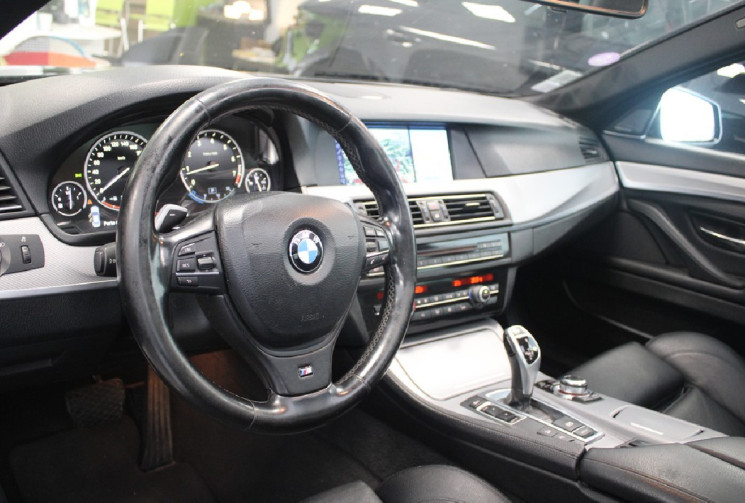 BMW Série 5 550 i x-drive 4.4 V8 pack M SPORT  TOIT OUVRANT POT AKRA 