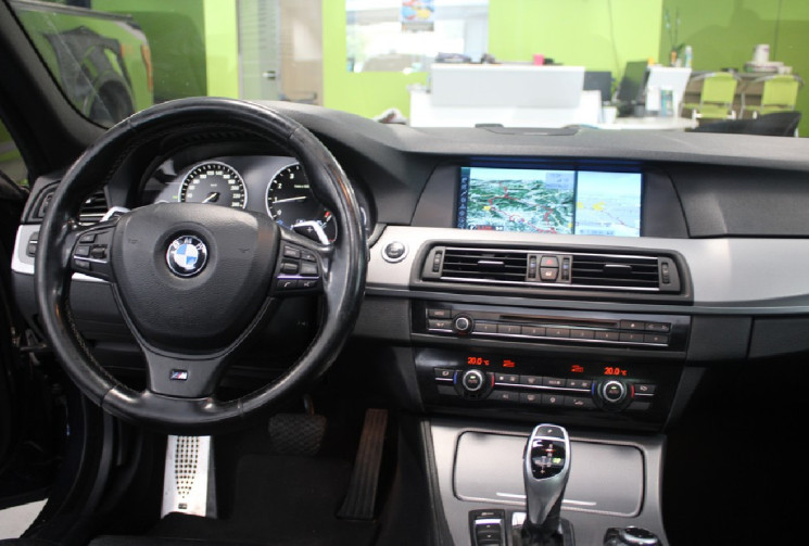 BMW Série 5 550 i x-drive 4.4 V8 pack M SPORT  TOIT OUVRANT POT AKRA 