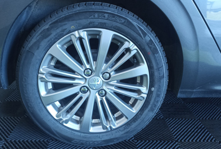 Peugeot 208 1.2 PURETECH ALLURE 82CH DISTRIBUTION NEUVE