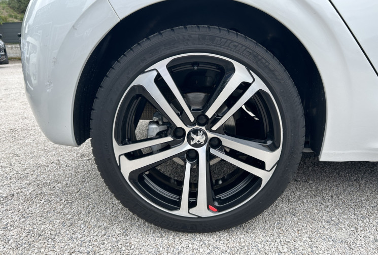 Peugeot 208 (2) 1.2 PURETECH 110 Ch S&S GT LINE * DISTRIBUTION NEUVE PEUGEOT * CAMERA * CARPLAY