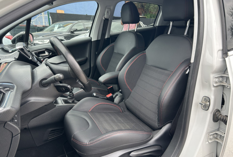 Peugeot 208 (2) 1.2 PURETECH 110 Ch S&S GT LINE * DISTRIBUTION NEUVE PEUGEOT * CAMERA * CARPLAY