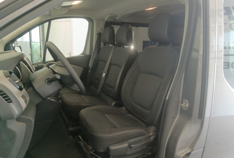 Renault Trafic 4 PORTES 1.6 dCi 120cv / MOTEUR CHAINE / 6 PLACES / ENTRETIEN COMPLET / GARANTIE 6M