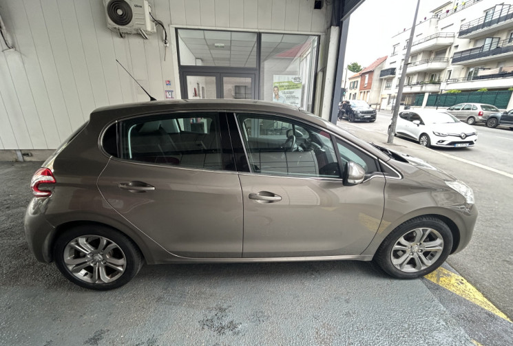 Peugeot 208 1.6 120 FAIBLE KILOMETRA