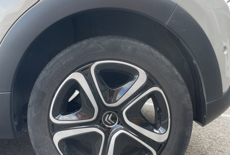 Citroën C3  1.2 Pure Tech 82 ch SHINE  Courroie de distribution OK entretien suivi
