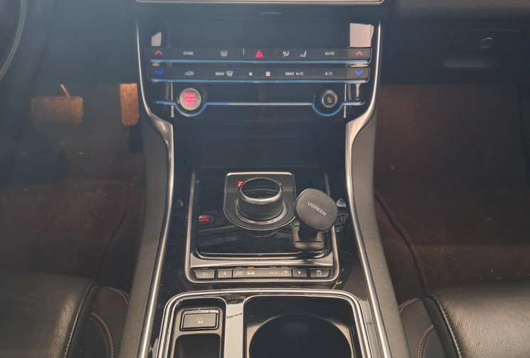 Jaguar XE 2.0D 163ch-8cv E-PERFORMANCE- PRESTIGE-BVA 8-TBE-GARANTIE-ENTRETIEN- 