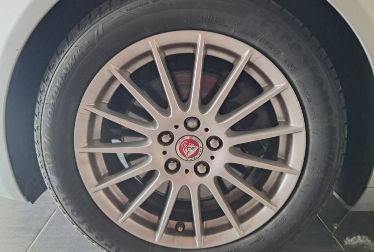 Jaguar XE 2.0 163 - PRESTIGE - BVA 8 - 3E MAIN -  TBE - GARANTIE - ENTRETIEN 