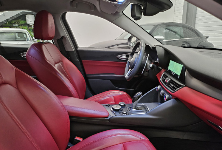 Alfa Romeo Giulia  2.2 jtd 180 cv lusso AT8 / suivi complet alfa romeo