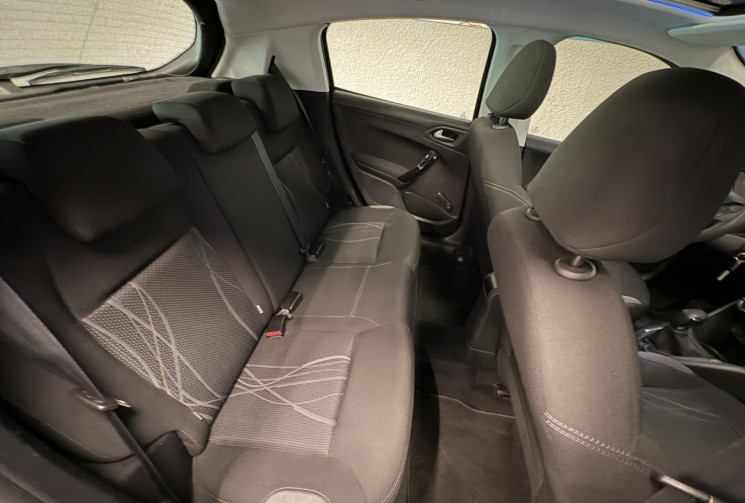 Peugeot 208  208 1.2 VTI 12V 82 CV -TBE- GARANTIE 6 MOIS-2 IEME MAIN-TOIT PANORAMIQUE-NOIRE