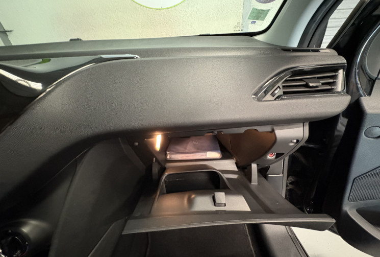 Peugeot 208  208 1.2 VTI 12V 82 CV -TBE- GARANTIE 6 MOIS-2 IEME MAIN-TOIT PANORAMIQUE-NOIRE