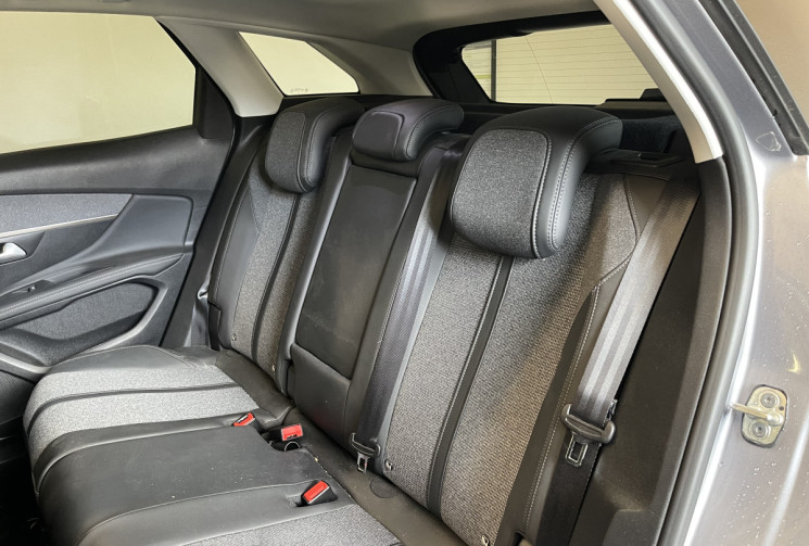 Peugeot 3008 Allure S&S 130ch EAT8 II 1.2 PureTech // Distribution OK