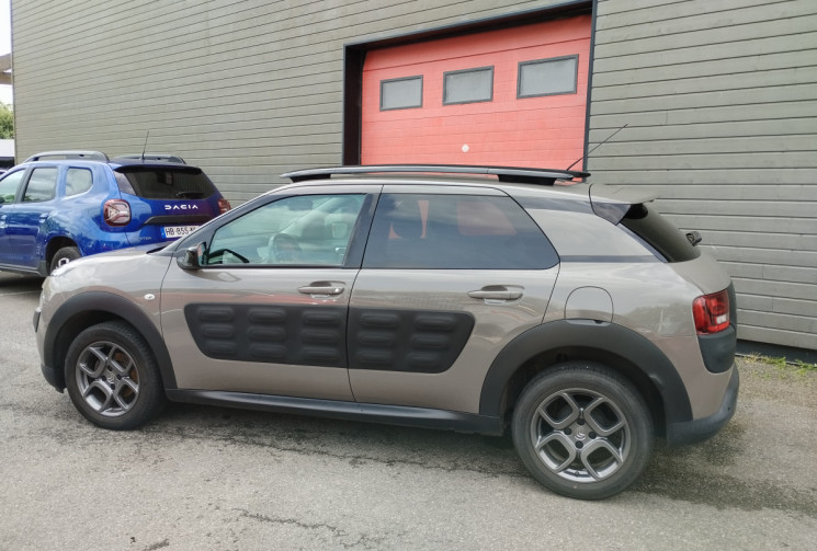 Citroën C4 CACTUS 1.6 BlueHDi 100 S&S Shine BVM6 / 1° main / Suivi complet Citroen 