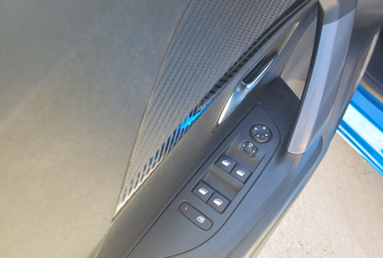 Peugeot 2008 1.2 PURETECH 100 BVM6 ALLURE / KIT DISTRIBUTION OK