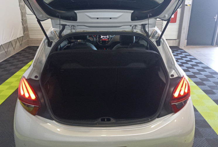 Peugeot 208 GTi Phase 2 / 210 cv / Toit panoramique – Bluetooth – GPS