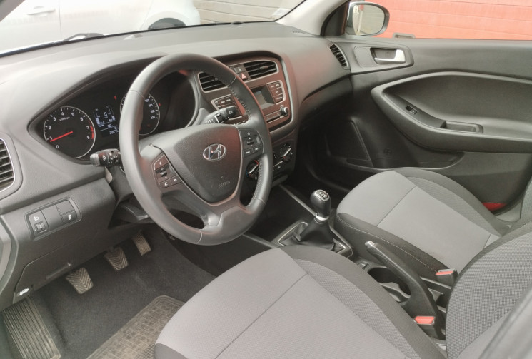 Hyundai I20 II 1.2 i 75 Initia BVM5 / 29600 Km / Attelage