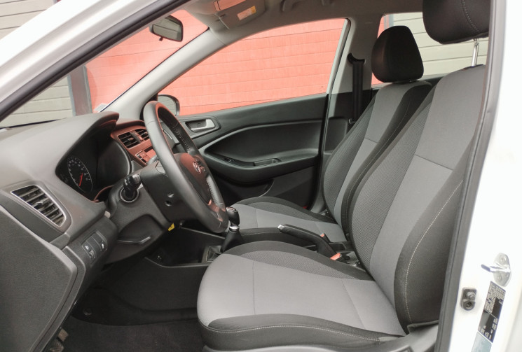 Hyundai I20 II 1.2 i 75 Initia BVM5 / 29600 Km / Attelage