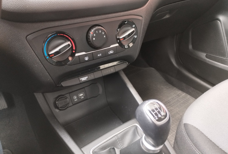 Hyundai I20 II 1.2 i 75 Initia BVM5 / 29600 Km / Attelage