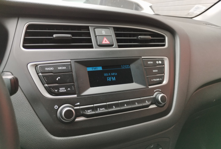 Hyundai I20 II 1.2 i 75 Initia BVM5 / 29600 Km / Attelage
