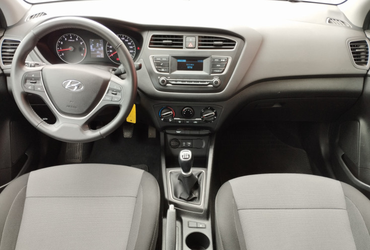 Hyundai I20 II 1.2 i 75 Initia BVM5 / 29600 Km / Attelage