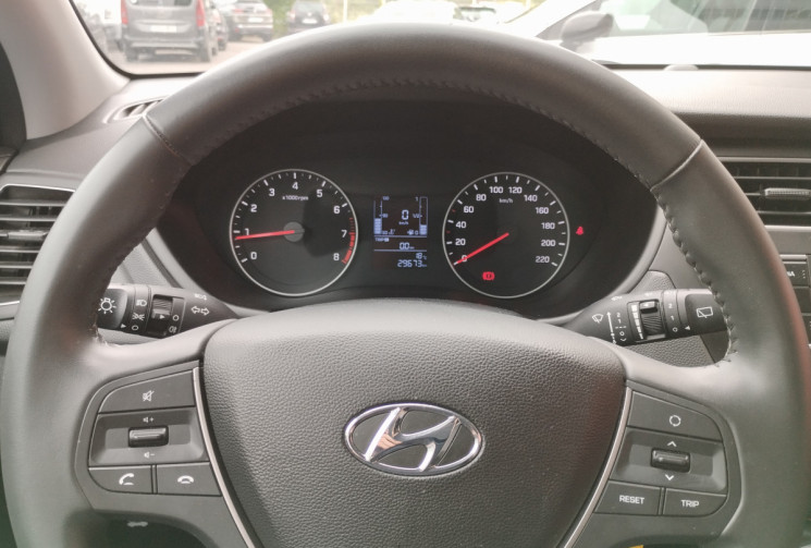 Hyundai I20 II 1.2 i 75 Initia BVM5 / 29600 Km / Attelage