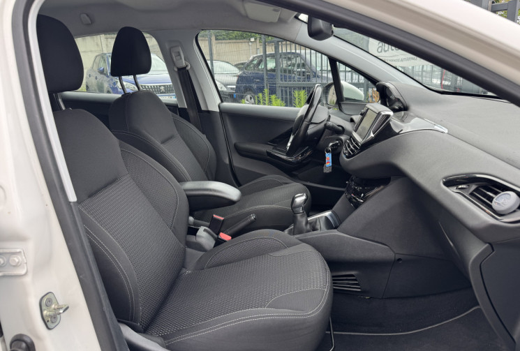 Peugeot 208 1.4 HDI / 68 CV / BUSINESS / 5 PLACES