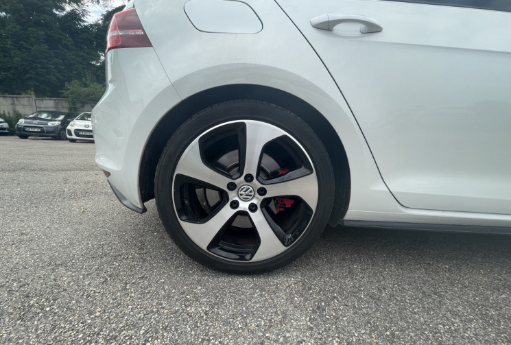 Volkswagen Golf VII GTI / 2.0 TSI / 230 CH / DSG6