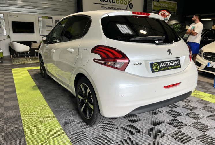 Peugeot 208 110 CH EAT6 TECH EDITION