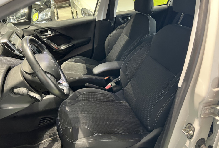 Peugeot 208 110 CH EAT6 TECH EDITION
