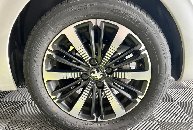 Peugeot 208 110 CH EAT6 TECH EDITION