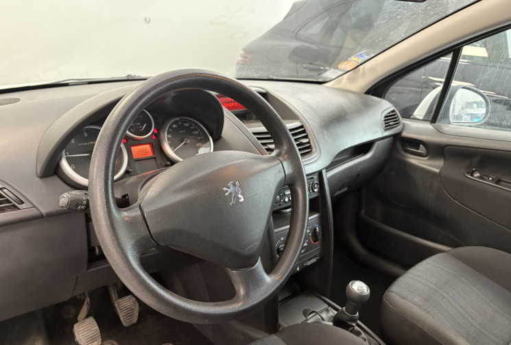Peugeot 207 1.4 l 70 CV Distribution et embrayage neuf